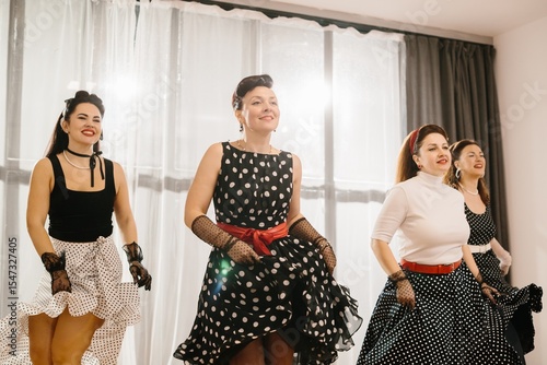 Canvastavla Four pinup women dancing gracefully in 1950s style