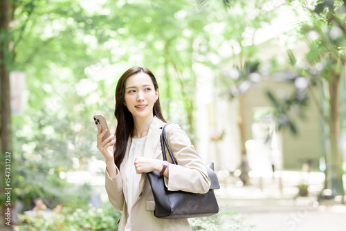 Free Download スマートフォンで検索する女性　 - GFXLoad