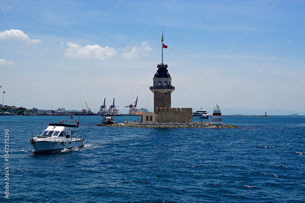 Fototapeta premium maidens tower at the bosphorus in istanbul