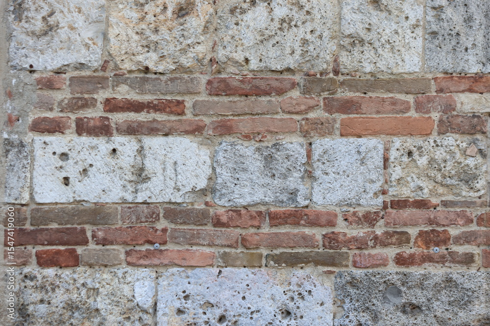 Obraz premium A detailed close-up of an old red brick wall in Siena, Italy