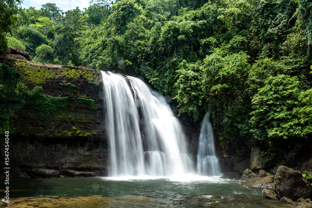 Obraz premium Umkrem Waterfalls – Dawki, Meghalaya, India