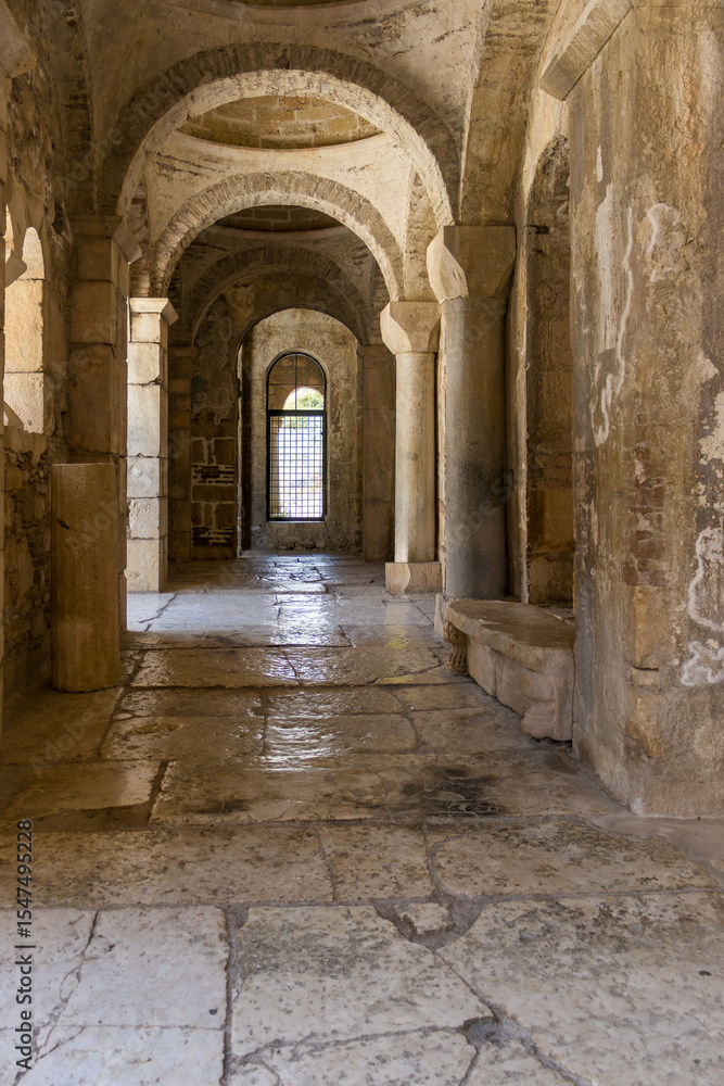 Obraz premium Demre, Antalya, Turkey - June 14 2025: Details and interior of St. Nicholas Church museum, East Roman basilica church of ancient city Myra