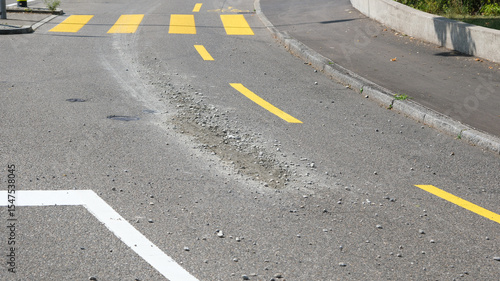 Wallpaper Mural Unfallgefahr durch verlorene Steine in einer Kurve auf der Fahrbahn. Ausrutschgefahr für Motorräder in Kurven bei verschmutzter Straßen Fahrbahn Torontodigital.ca