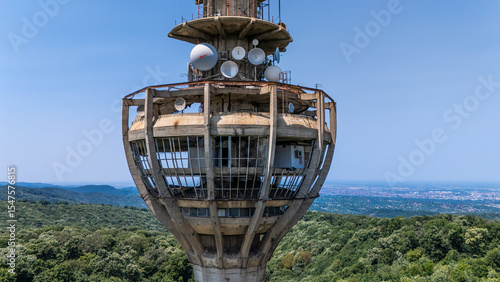 Fotografía Broken television Iriski venac tower on Fruska Gora in Serbia