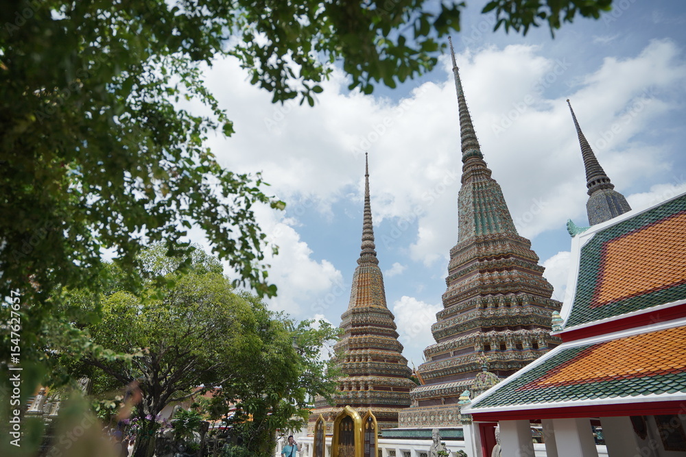 Fototapeta premium Historic Buddhist Landmark – Wat Pho Temple Landscape