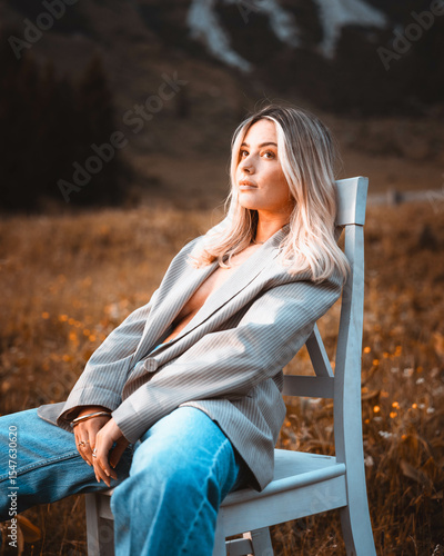 Summery fashion shoot in the mountains with two young women in modern cowgirl and trend-inspired outfits. Confident looks and natural scenery – perfect for lifestyle and fashion branding.