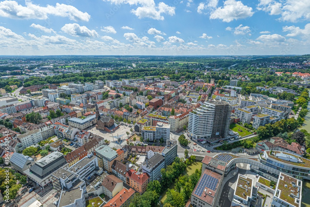 Fototapeta premium Die Innenstadt von Neu-Ulm am bayerischen Donau-Ufer in Schwaben im Luftbild