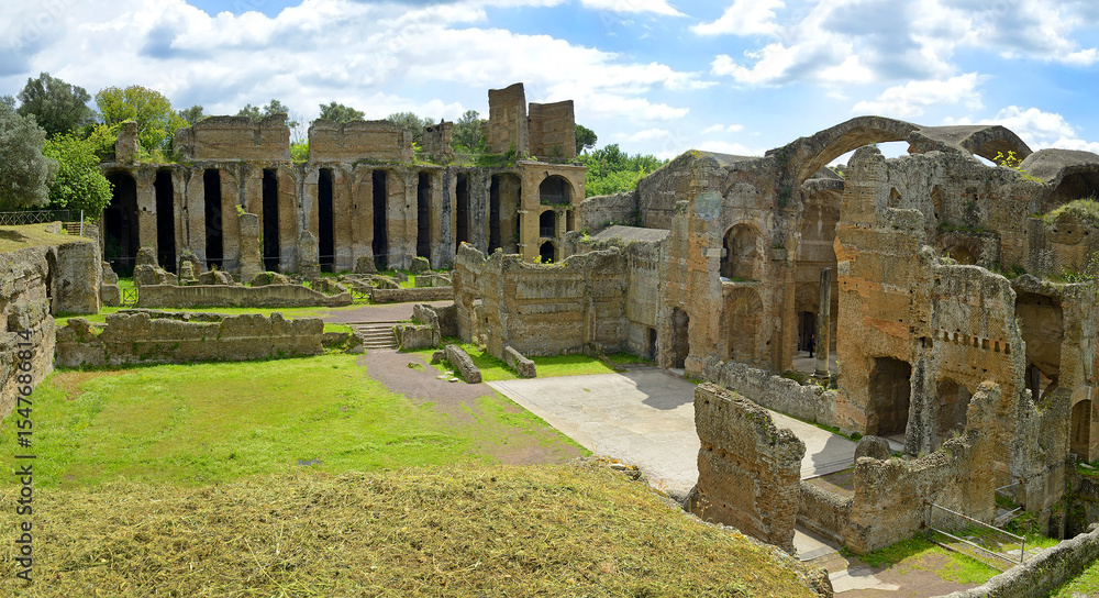Φωτογραφία Larger Baths, Villa Adriana (at Tivoli, near Rome) is an exceptional complex of classical buildings created in the 2nd century A