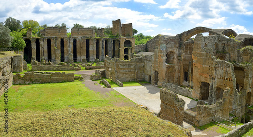 Cuadro en lienzo Larger Baths, Villa Adriana (at Tivoli, near Rome) is an exceptional complex of classical buildings created in the 2nd century A