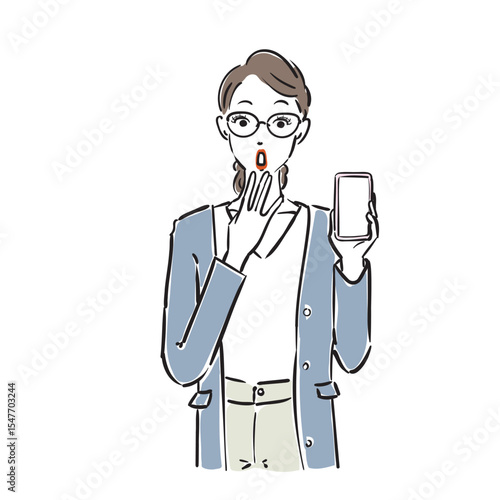 スマホを持つメガネ姿のかっこいいビジネスウーマン