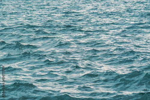 Unruhige Wasseroberfläche mit vielen Wellen