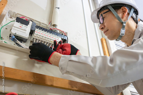 Obraz na płótnie 電気工事をする男性作業員