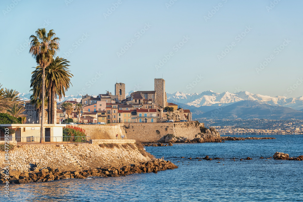 Fototapeta premium The coastline on the French Riviera in Antibes