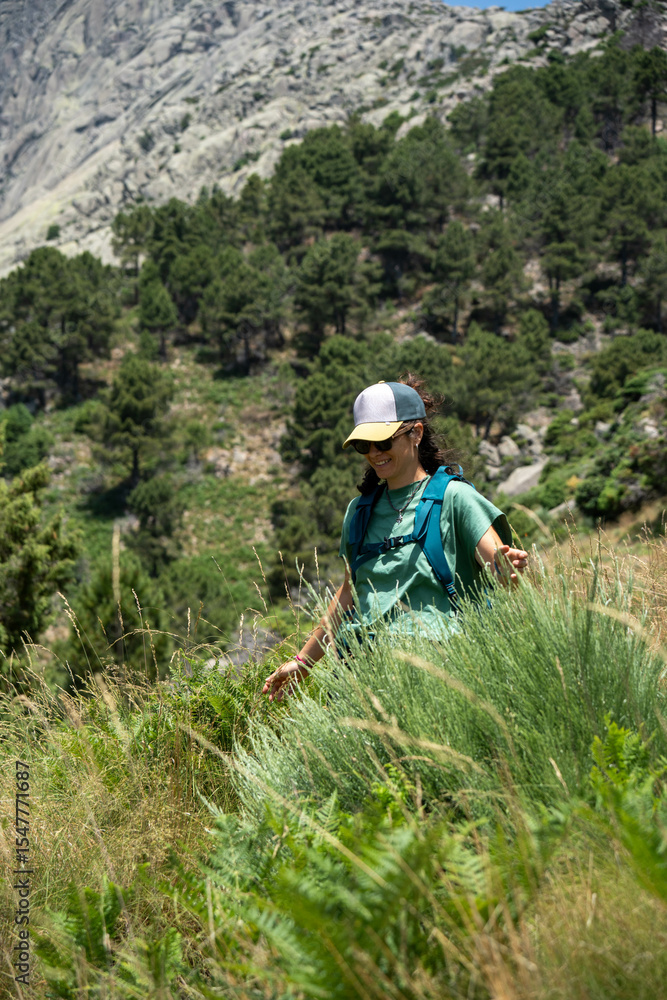 Fototapeta premium Foto de una chica caminando por Guisando, sierra de Gredos, Ávila, Castilla y León, España