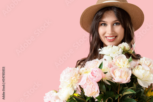 Young woman in hat with peo...
