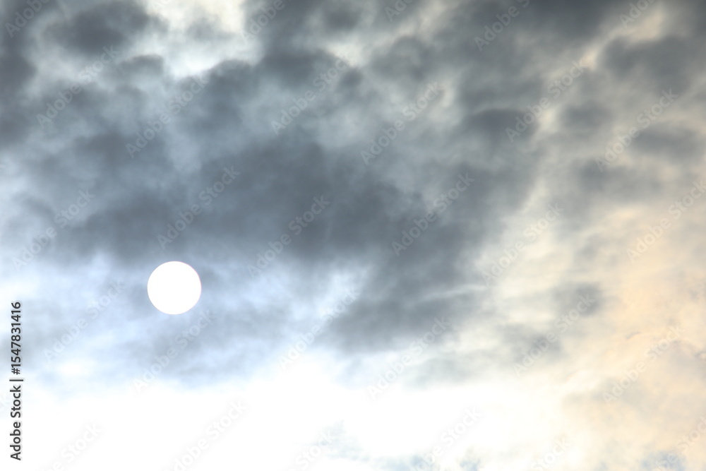 雲を透かして見える太陽 雲を透かして見える太陽