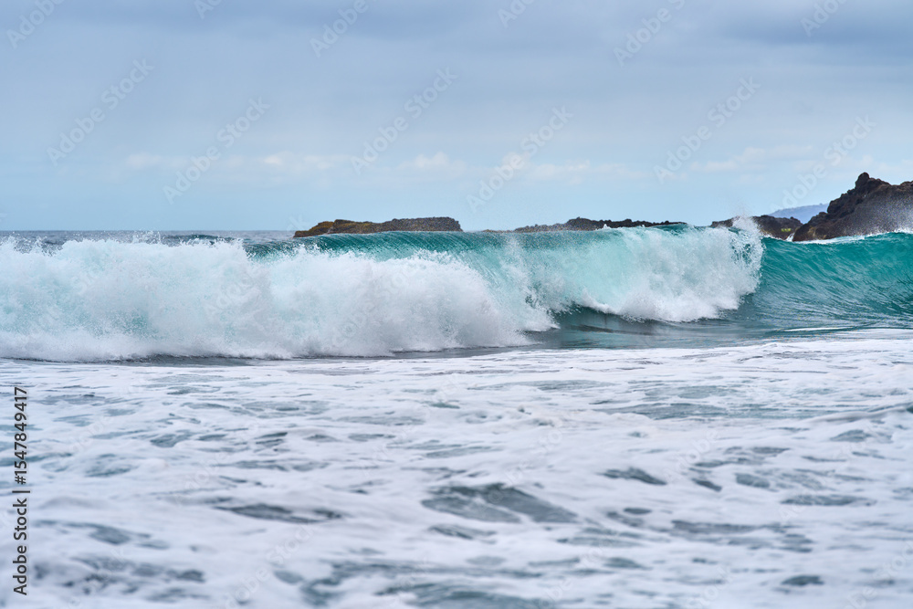 Obraz premium Powerful ocean wave breaking