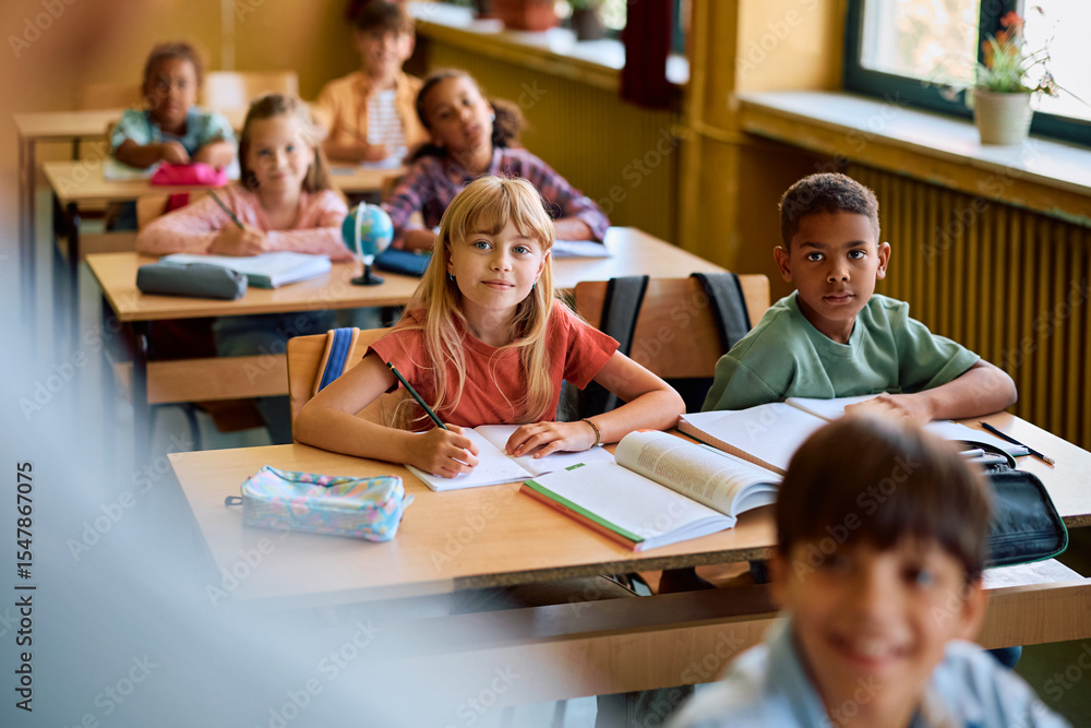 Obraz premium Multiracial group of elementary students during class in classroom.