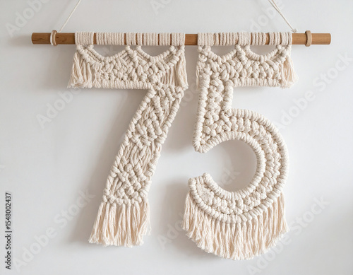 Chiffre 75 en macramé 