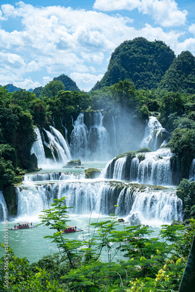 Obraz premium waterfall in the forest