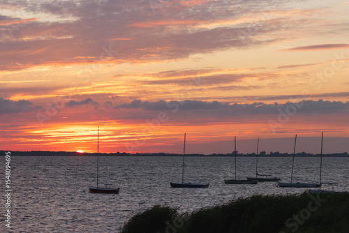Jollen am Schaproder Bodden bei Sonnenuntergang.