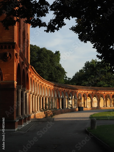 Certosa, cimitero monumentale di Ferrara, Italia. Il colonnato alla luce del tramonto.