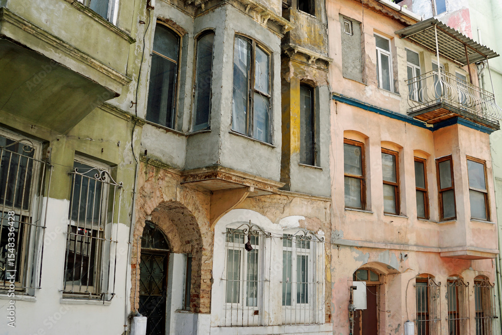 Obraz premium Colorful Balat houses brighten Istanbul’s historic neighborhood