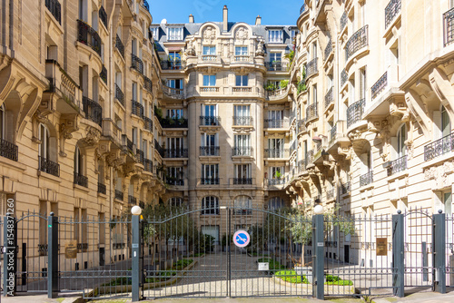 Fototapeta Naklejka Na Ścianę i Meble -  Square Raynouard - private street near Eiffel Tower, Paris, France