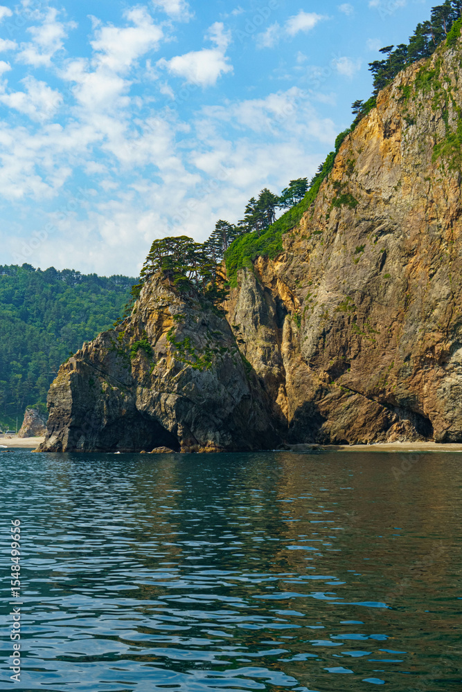 Obraz premium 遊覧船から見る荒々しい三陸海岸海