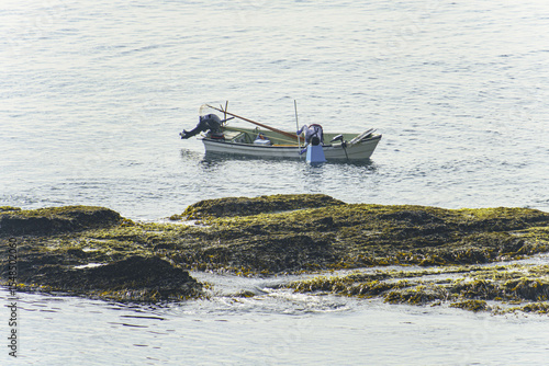 早朝から漁をする小舟