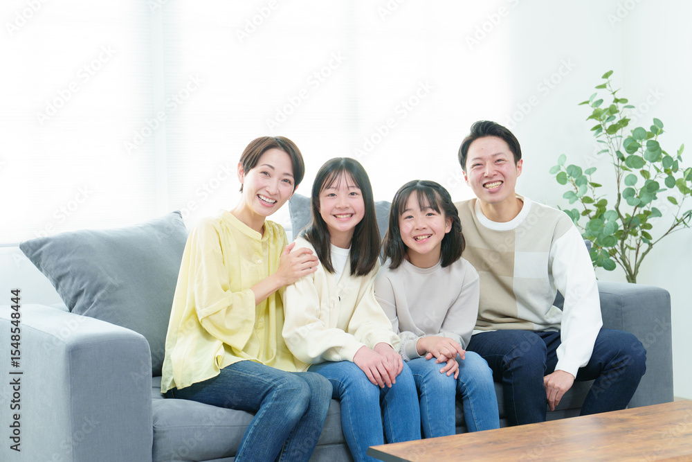 リビングのソファでリラックスする家族 リビングのソファでリラックスする家族