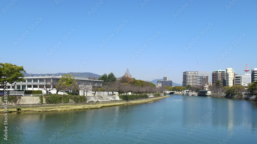 Fototapeta premium 日本:平和大橋から見る元安川と平和記念公園/広島県