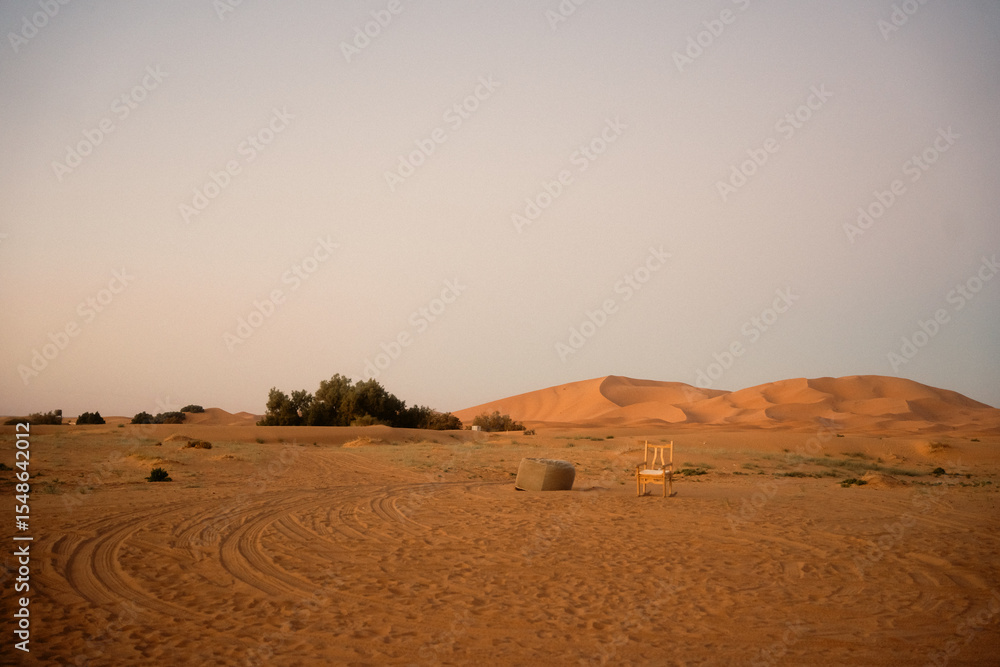 Obraz premium サハラ砂漠に広がるメルズーガの幻想的な砂丘風景