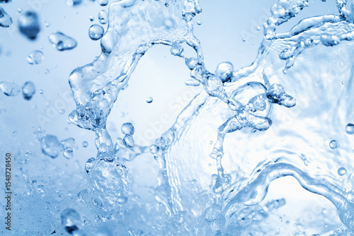 青の背景に飛び散る水飛沫.