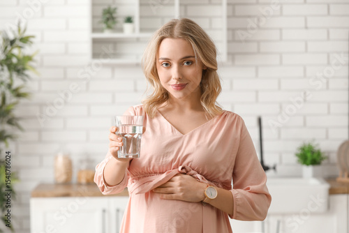 Young pregnant woman with g...