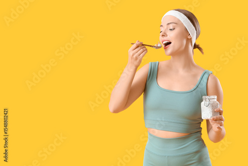 Sporty young woman eating c...