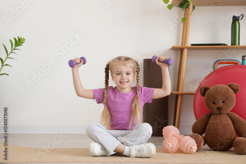 Sporty little girl with dum...