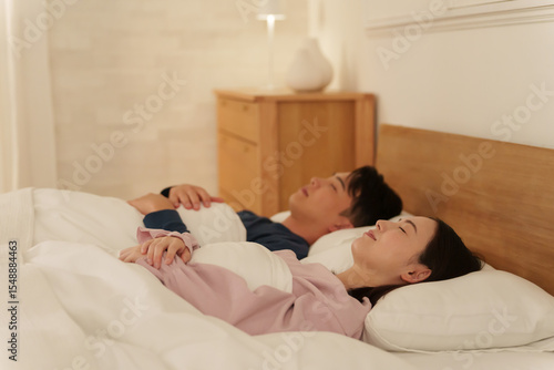 Fotografía ダブルベッドで一緒に寝る夫婦