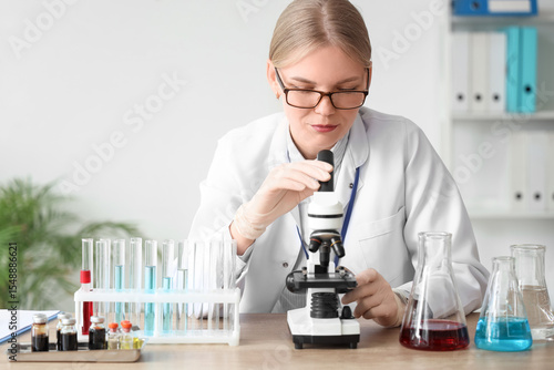 Female scientist in lab coa...