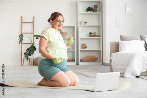 Sporty pregnant woman train...