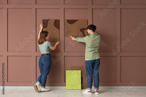 Young couple decorating hom...