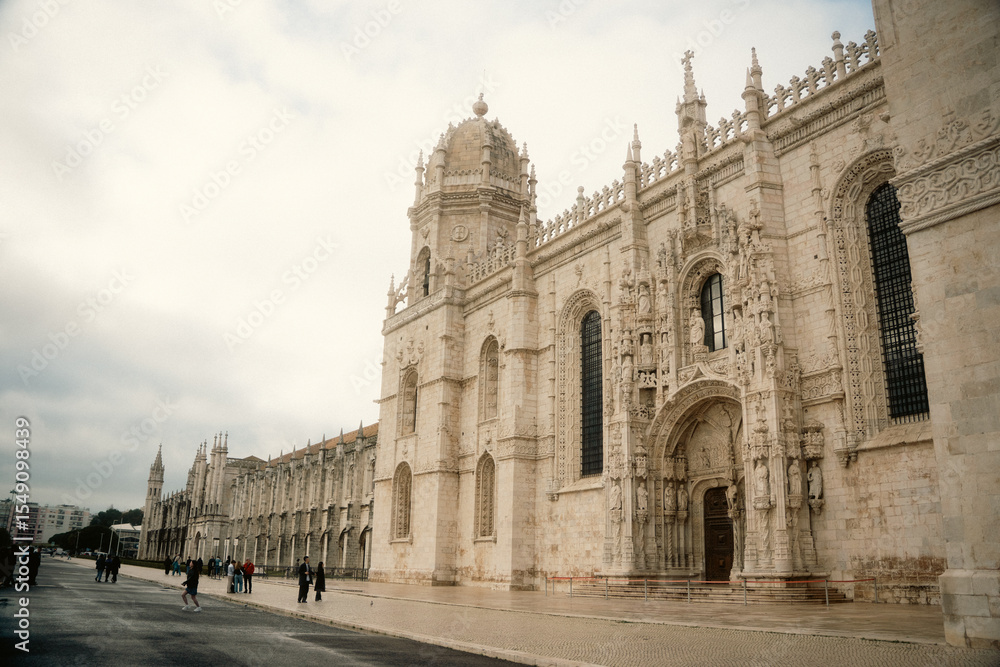 Fototapeta premium リスボンの歴史ある街並みとカラフルな建物