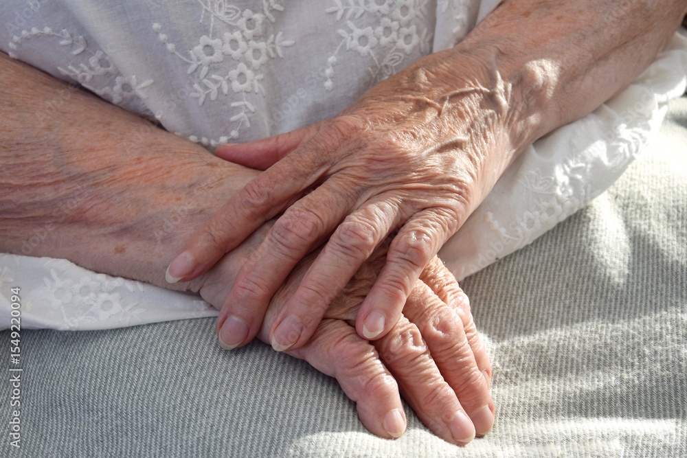 Fototapeta premium Wrinkled hands of an elderly woman.