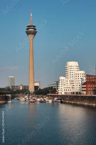 Düsseldorf, Hafenbecken im Medienhafen mit dem Fernsehturm