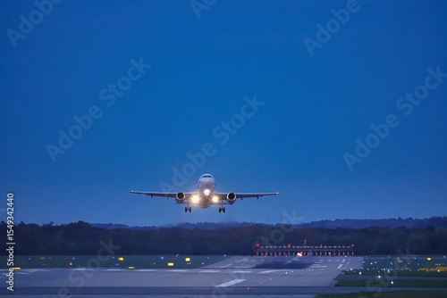Take Off in die Nacht am Flughafen Düsseldorf