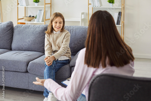 Foto Child psychology session, talk therapy, counseling or tutoring, holding meeting