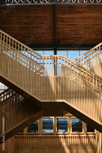 structure d'un grand escalier d'immeuble en bois 
