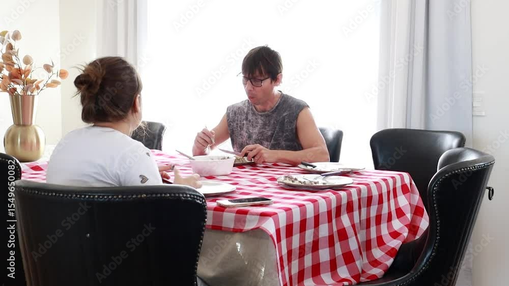 casal na mesa almoçando em casa 