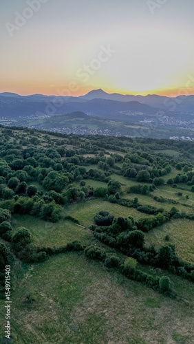 Fotografie Le plateau de Gergovie en Auvergne au coucher de soleil