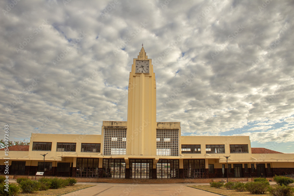 Fototapeta premium Detalhes da torre da Antiga Estação Ferroviária em Clima Nublado.
